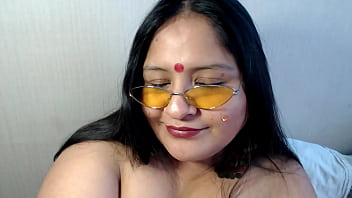 Curvy Indian Beauty Putting On A Sizzling Live Show
