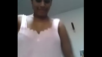 Mallu Aunty’s Saree Slips, Exposing Her Luscious Melons