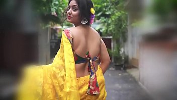 Sizzling Saree-clad Bhabhi Reveals Her Curves – Part 2