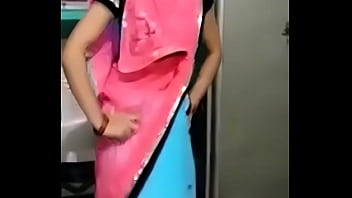 Sizzling Bhabhi’s Seductive Dance Moves