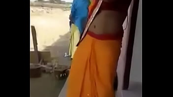 Hot Desi Housewife’s Seductive Moves